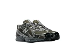 New Balance 740 Black Metallic